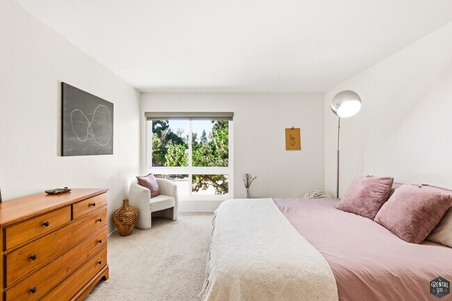 Building Photo - 5625 Green Valley Cir