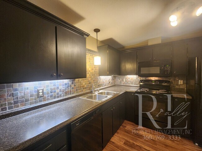 Building Photo - Meticulous 2-Bedroom with Courtyard