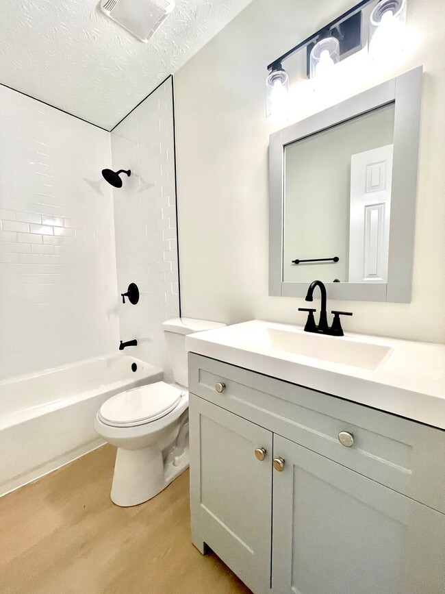 Building Photo - Beautifully updated, multi-level condo in ...