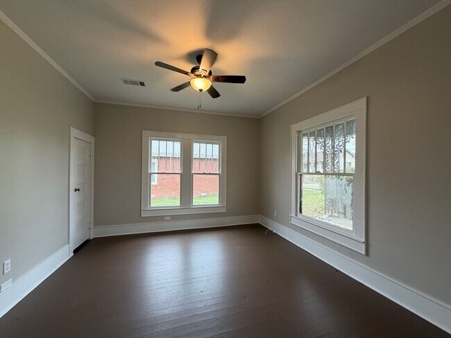 Building Photo - Historic Home in Batesville