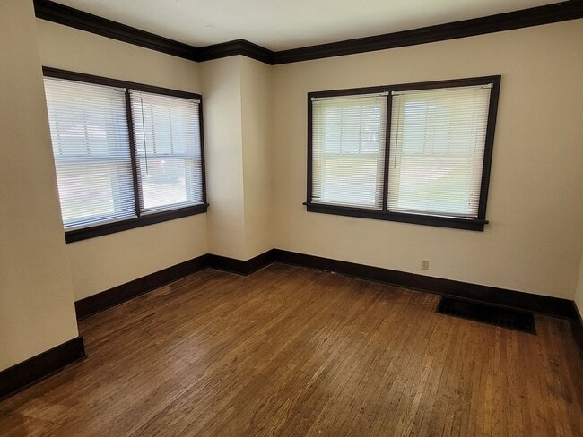 Building Photo - Charming home DOWNTOWN, steps from Columbia College