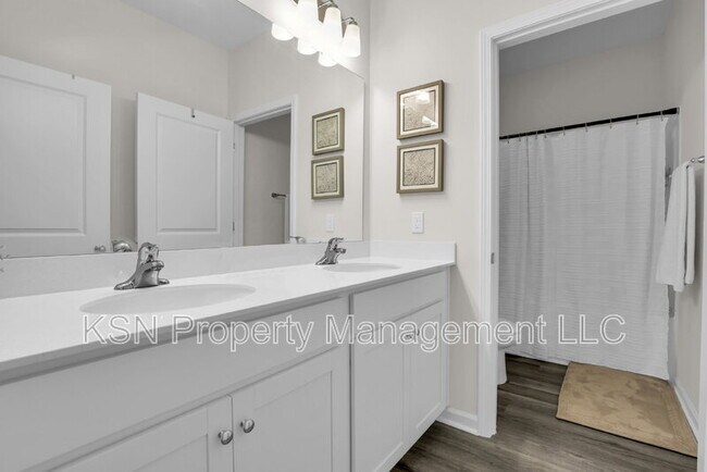 Building Photo - 107 Firefly Cir