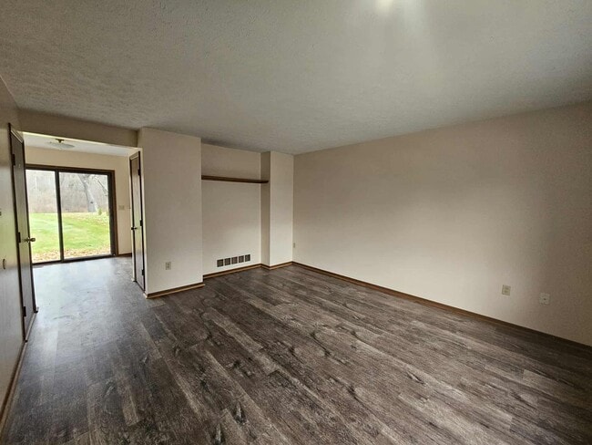 Building Photo - Ravenna 2 Bedroom 1 Bath