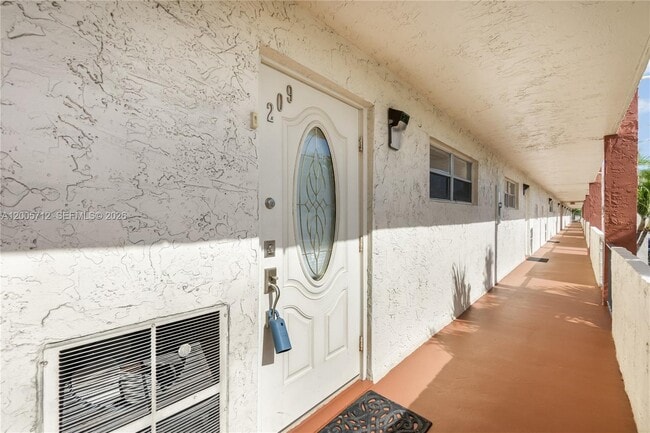 Building Photo - 711 S Hollybrook Dr