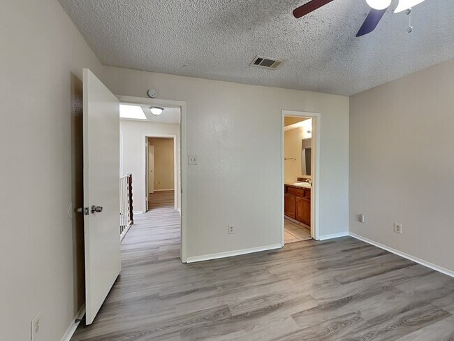Building Photo - 930 Southmoor Dr