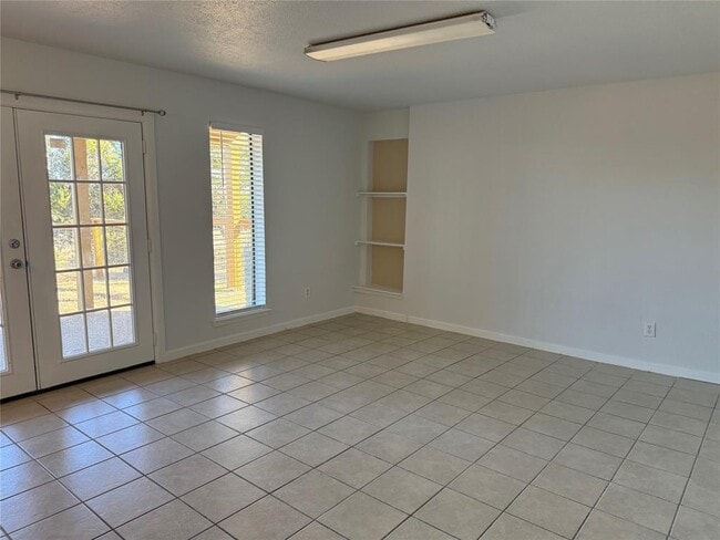 Building Photo - 3205 MacArthur Ave