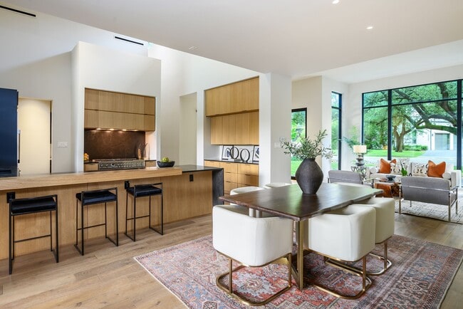 Building Photo - 5023 Lilac Ln