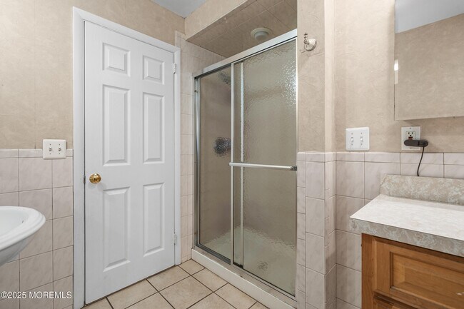 Building Photo - 523 Westwood Ave