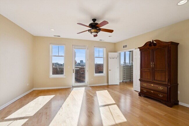 Building Photo - 7748 N Sheridan Rd