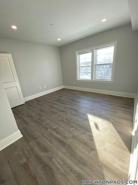 Building Photo - 120 Kenrick St