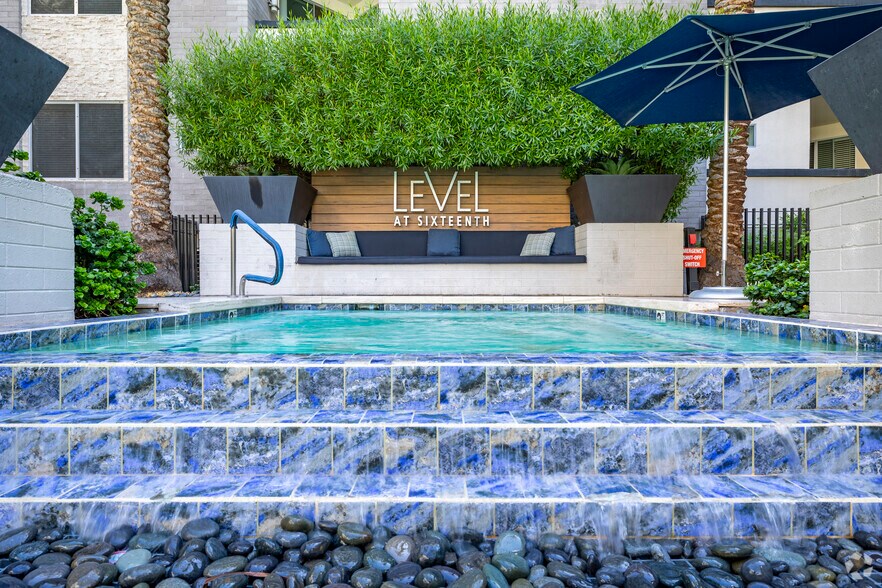 Infiniti Edge Hot Tub - Level at Sixteenth