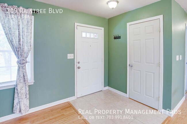 Building Photo - 209 Raintree Blvd
