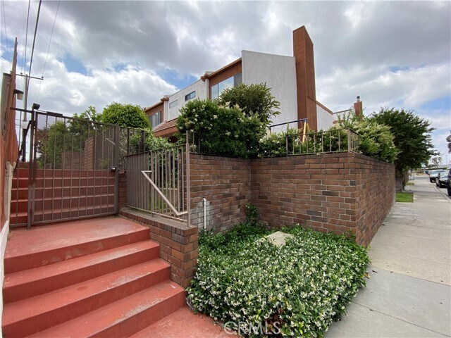 Building Photo - 402 S Garfield Ave