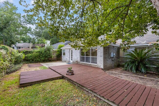 Building Photo - 207 N Dreamweaver Cir