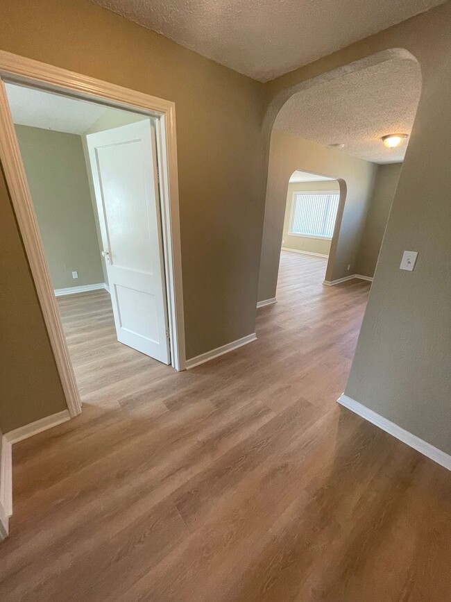 Building Photo - Fully Remodeled Home on Large Lot!