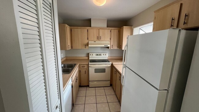 Building Photo - 112 Dahlia Village Cir