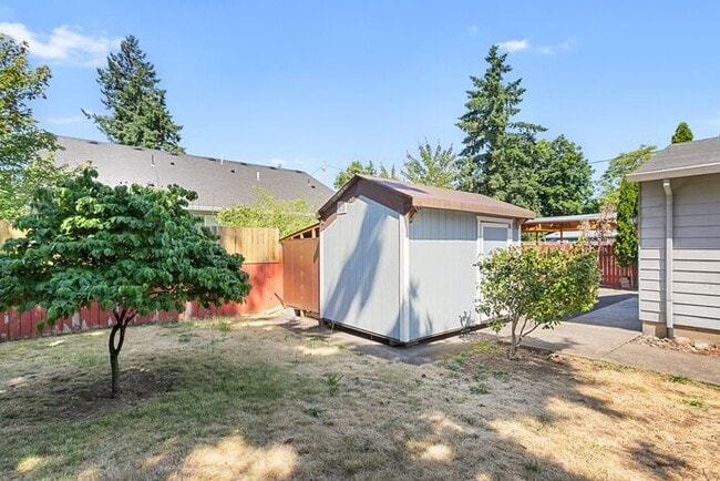Building Photo - Secluded 3 bedroom 2 bath home close to Wo...