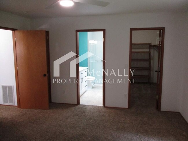 Building Photo - Charming 2 Bedroom 2 Bath Duplex