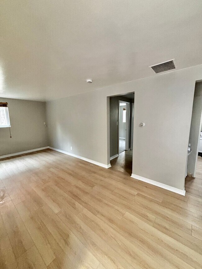 Building Photo - Prime Location! 1BR Bungalow Near DU, Ligh...