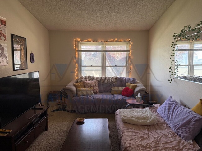 Building Photo - 3 Bed 2 Bath Townhome with Garage