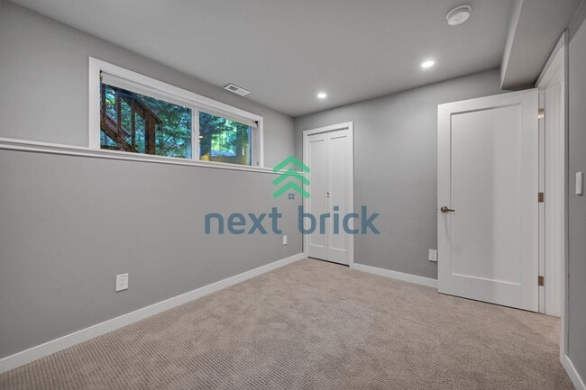 Building Photo - Welcome to this beautifully located 4-bedroom, 2-bath