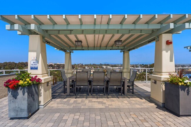 Building Photo - Super Spacious Cortez Hill 2-Bedroom at Discovery! Small Pet Ok!