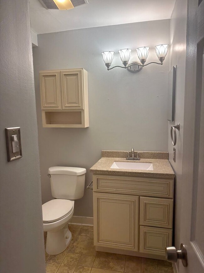 Building Photo - First Floor 1 Bedroom Hidden Valley Condo