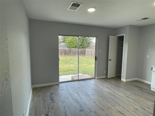 Building Photo - 2911 Donnell Dr