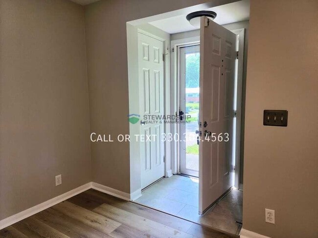 Building Photo - 8250 E Wadora Cir NW
