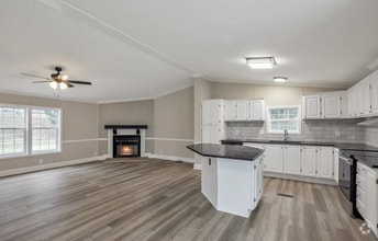 Building Photo - 15 Lakeview Dr