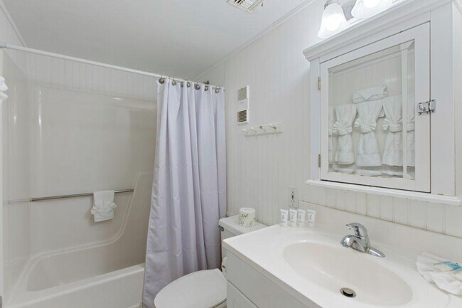 Building Photo - 497 Plantation Rd