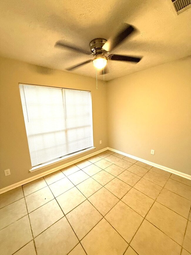 Building Photo - ** Great 3 bed 2 bath ** Perry Hill Road! ...