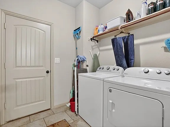 Building Photo - Comfy 3 Bed/2 Bath Midland Home with all appliances, backyard, attached garage, 6 min to grocery ...