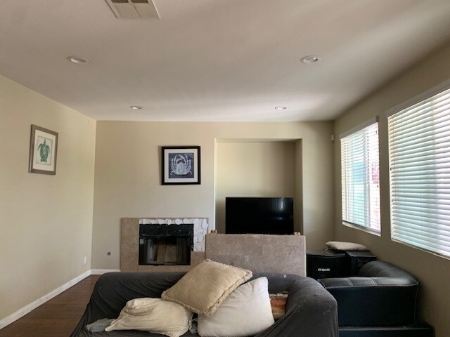 Building Photo - 405 S Mountain View St