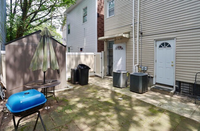 Building Photo - 221 Claremont Ave