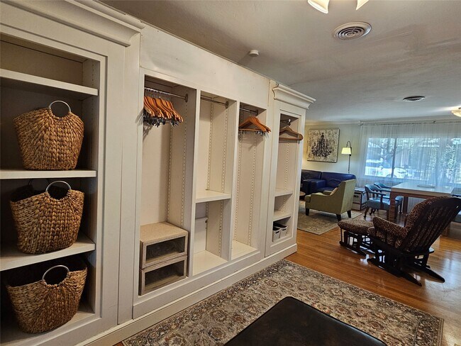 Building Photo - 5203 Chesapeake Way