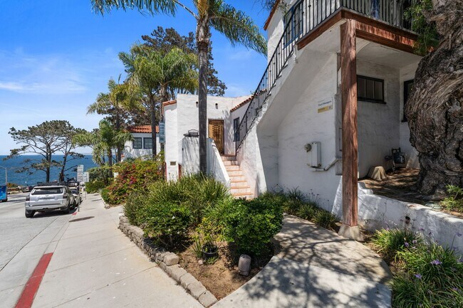 Building Photo - Charming 2 Bed 1 bath "fully furnished monthly rental" in La Jolla Village.