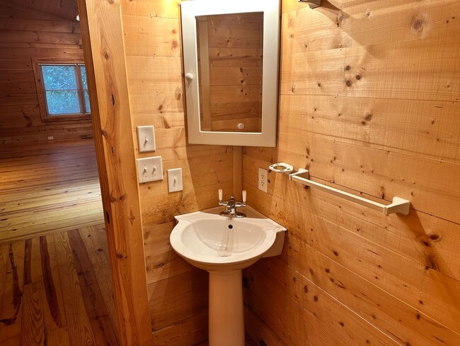 Building Photo - Secluded 1 Bedroom Cabin in Belmont!