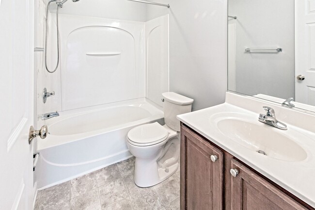 Building Photo - Middletown - 3 bedroom, 2.5 bath townhome