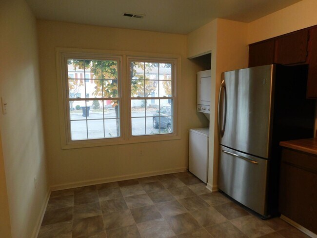 Building Photo - End Unit Townhouse!!