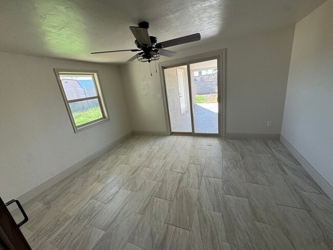 Building Photo - 4 Bed 2 Bath Home