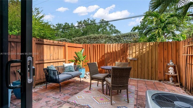 Building Photo - 10011 SW 77th Ct