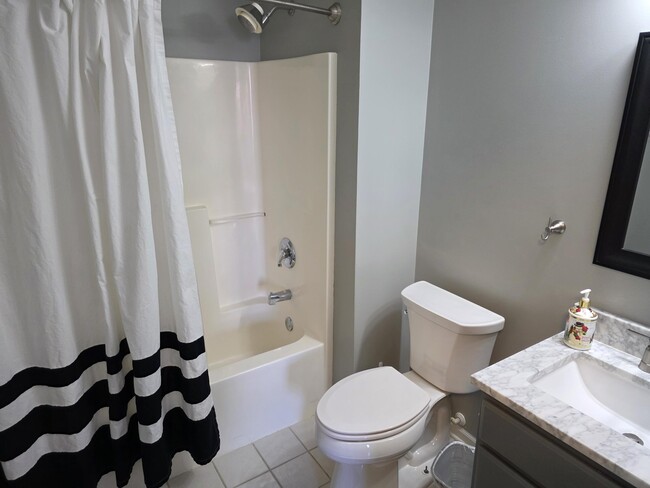 Building Photo - 3464 Huron View Ct