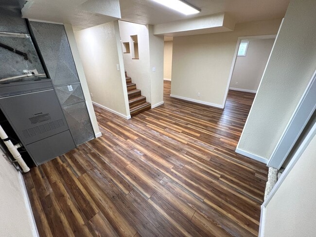Building Photo - Pet Friendly 5 Bed 2 Bath Single Family Ho...