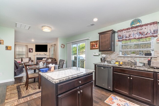 Building Photo - MOVE-IN READY!