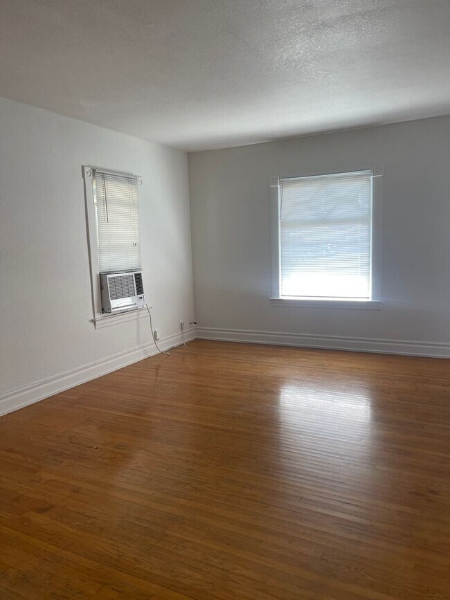 Building Photo - One bedroom apartment in downtown Riverside!