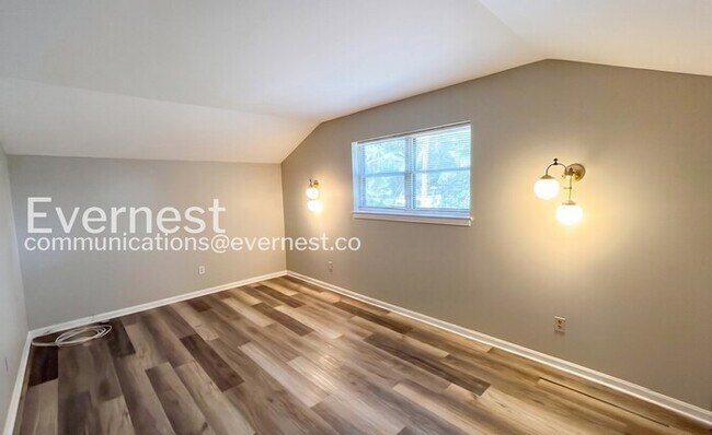 Building Photo - 5008 Golfview Dr