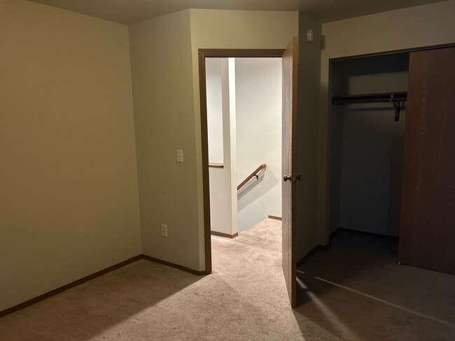 Building Photo - Century 21 Gold Rush - 2 bed, 1.5 bath (Fa...
