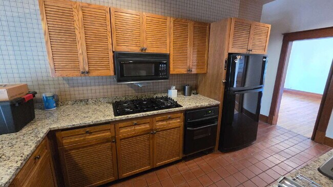 Building Photo - 3 bed - 1 bath One block from Grand Ave in St. Paul