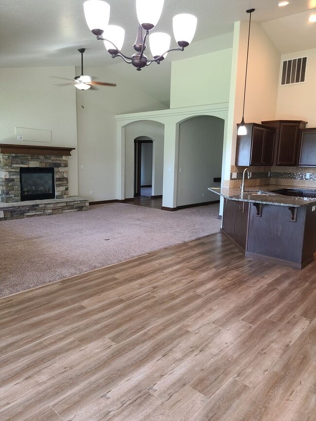 Building Photo - Beautiful Custom 3 bedroom 2 bath Home for Rent in Post Falls, ID